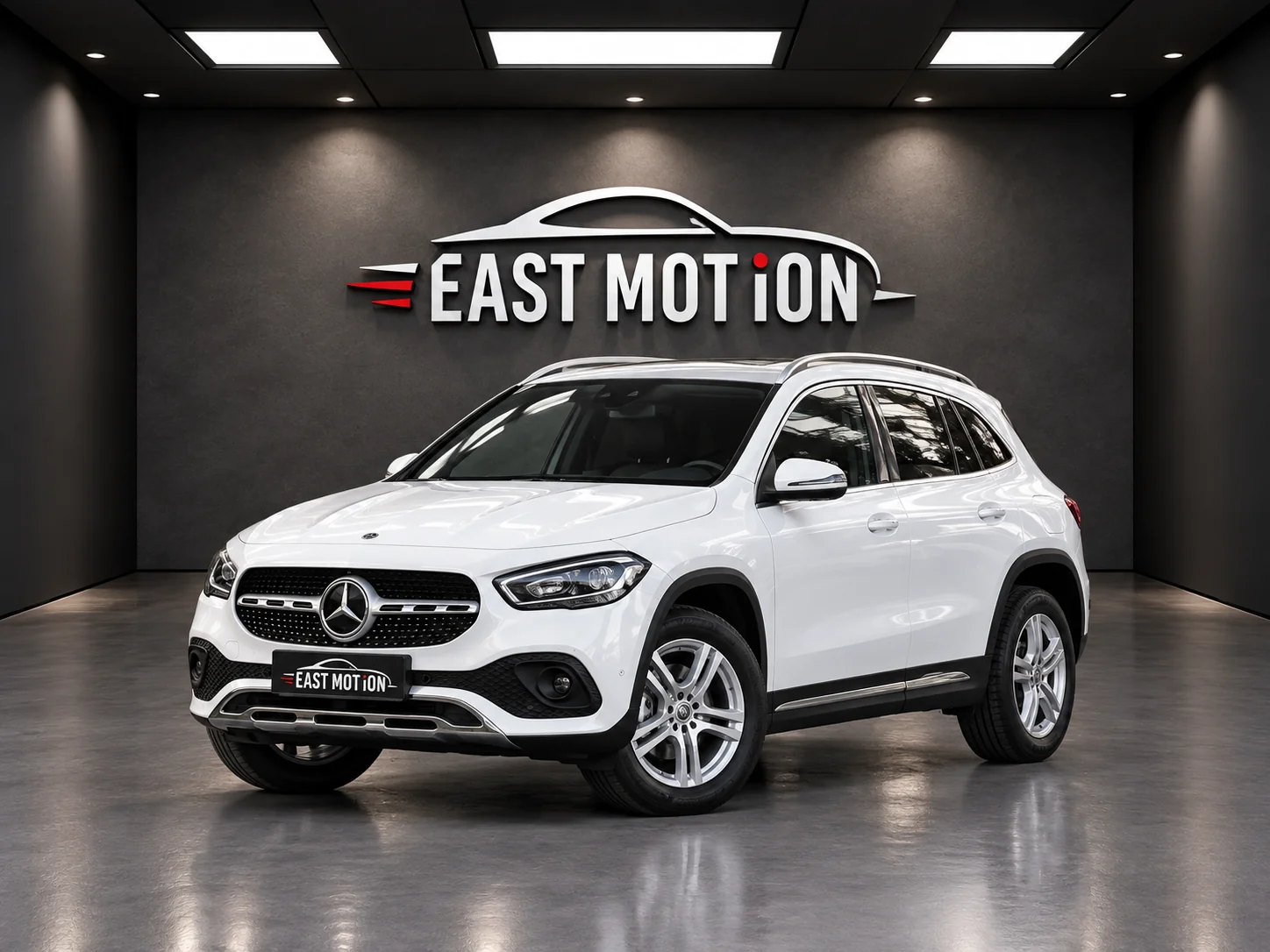 Белый Mercedes-Benz в шоуруме East Motion.png