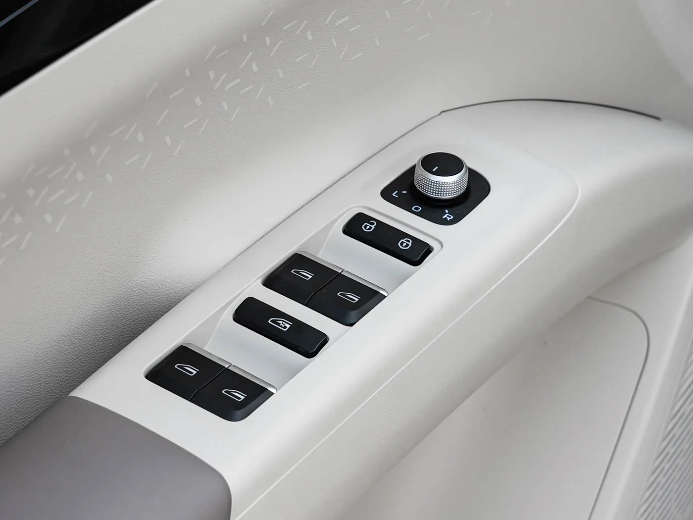 1400x1050_autohomecar__ChxpV2okKGyABVd3ACgSg86KyWk703.jpg