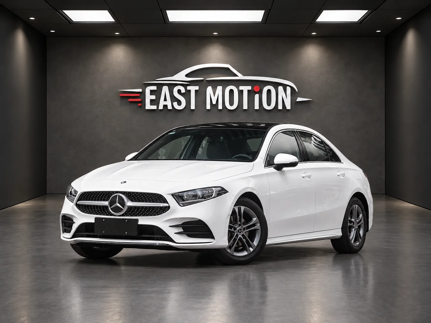 Белый Mercedes в шоуруме EAST MOTION.png