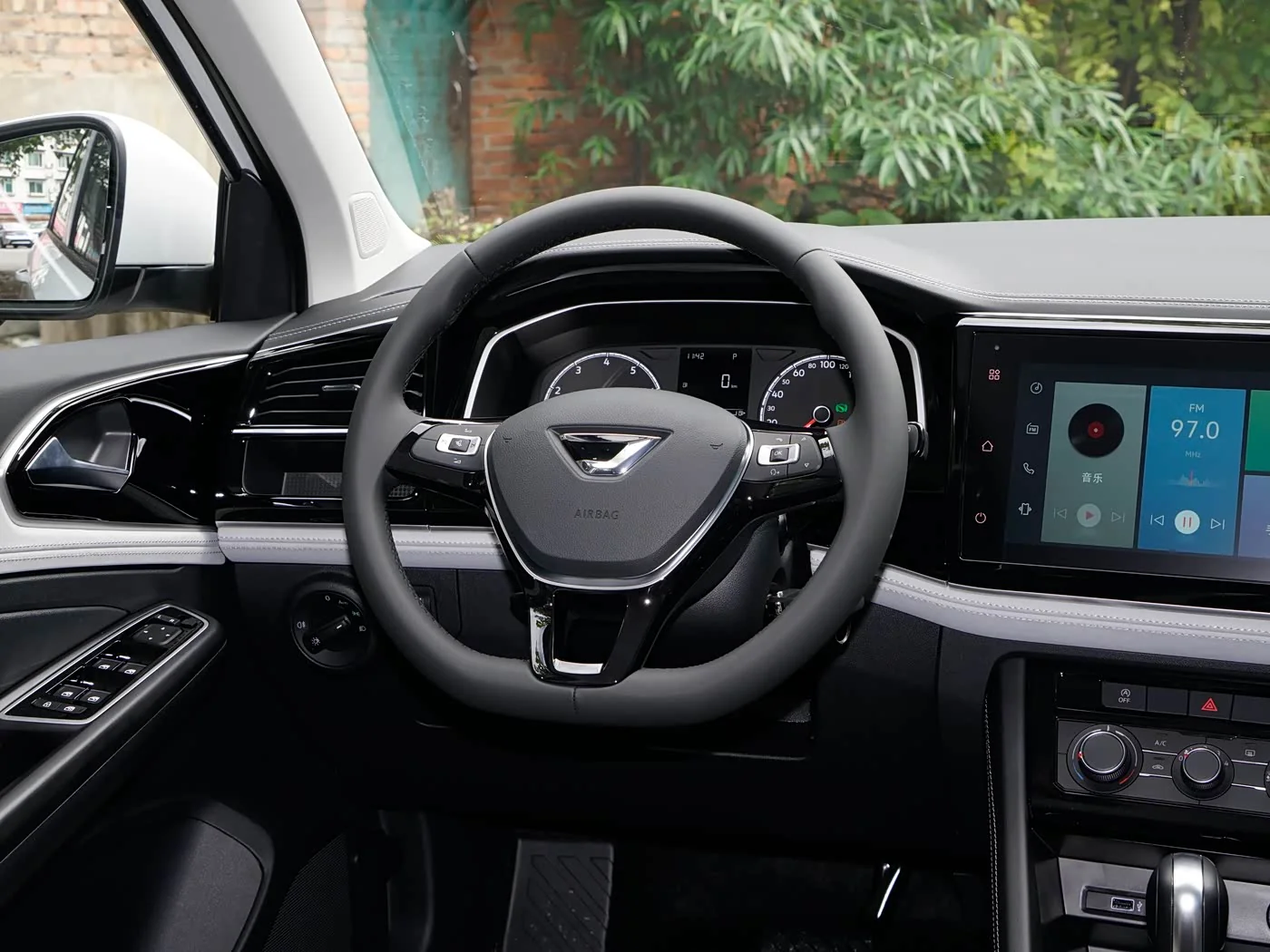 1400x1050_autohomecar__ChxpVWjzfgSAdQ9gACtU0E_49-s976.jpg